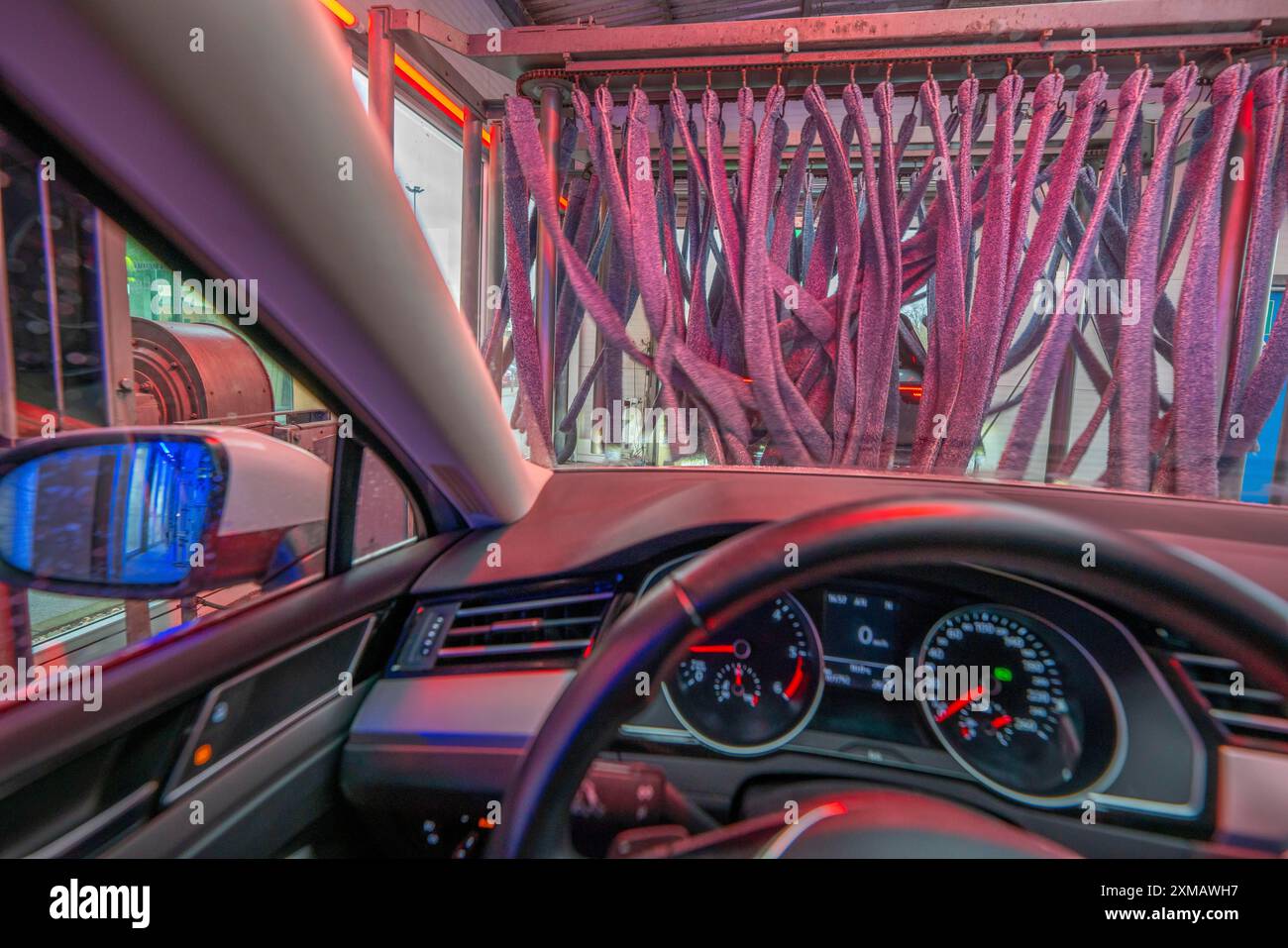 Voiture dans un lave-auto automatique, tunnel de lavage de voiture, séchage de véhicule après lavage à l'air comprimé chaud et chiffons de séchage Banque D'Images