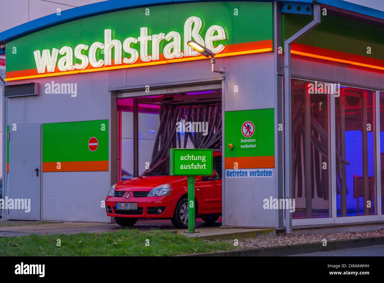 Voiture dans un lave-auto automatique, tunnel de lavage de voiture, séchage de véhicule après lavage à l'air comprimé chaud et chiffons de séchage Banque D'Images