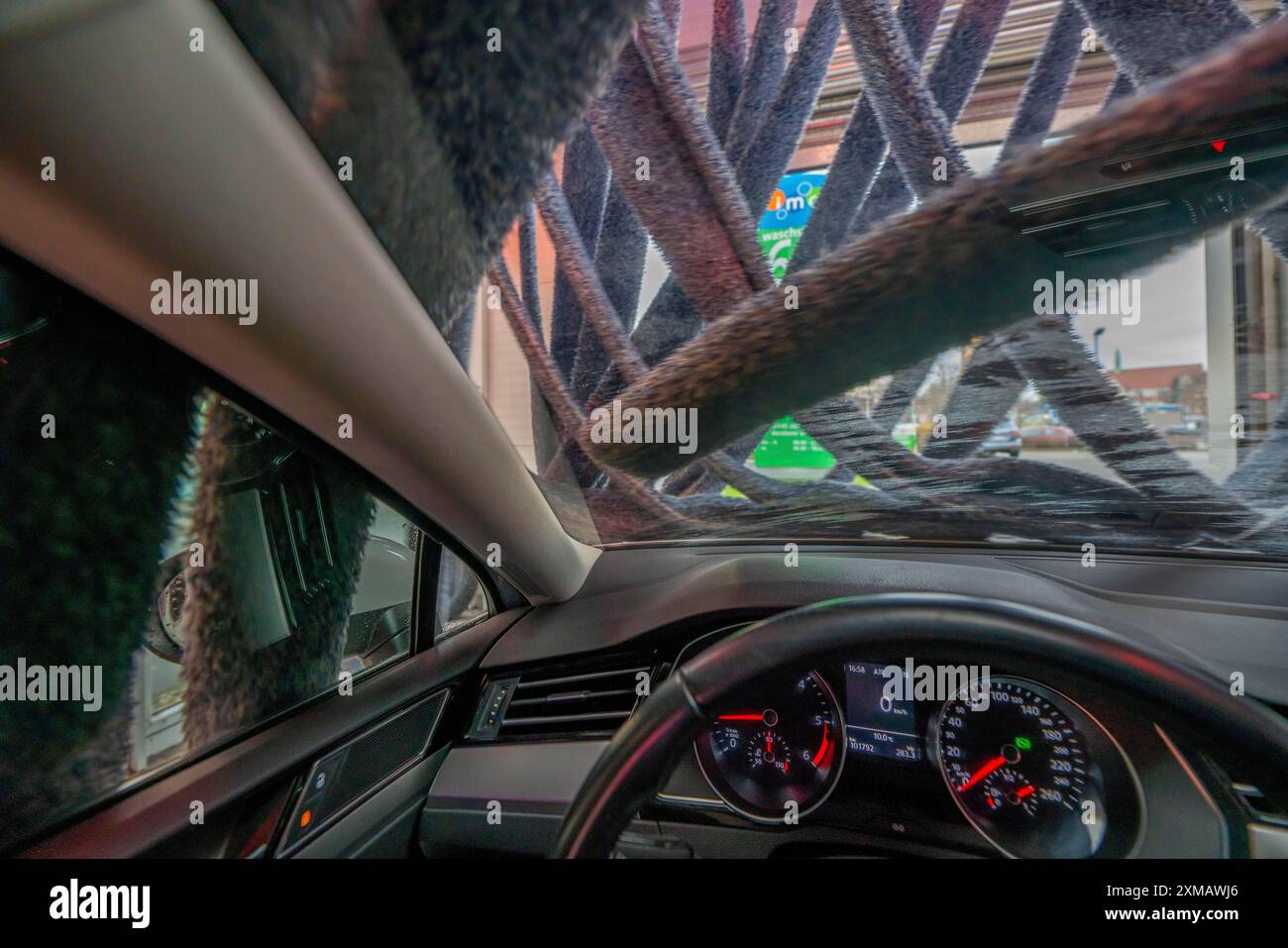 Voiture dans un lave-auto automatique, tunnel de lavage de voiture, séchage de véhicule après lavage à l'air comprimé chaud et chiffons de séchage Banque D'Images