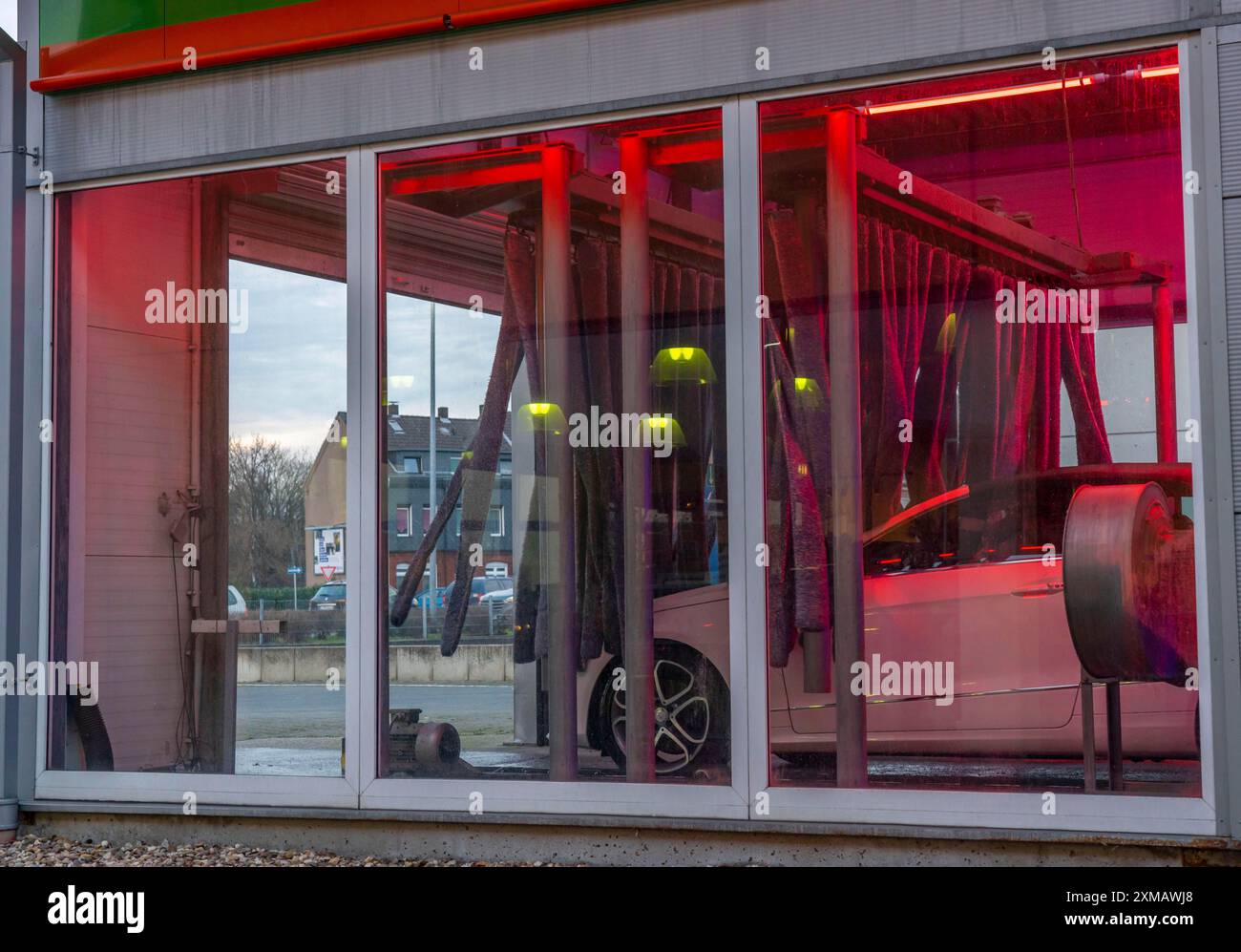 Voiture dans un lave-auto automatique, tunnel de lavage de voiture, séchage de véhicule après lavage à l'air comprimé chaud et chiffons de séchage Banque D'Images