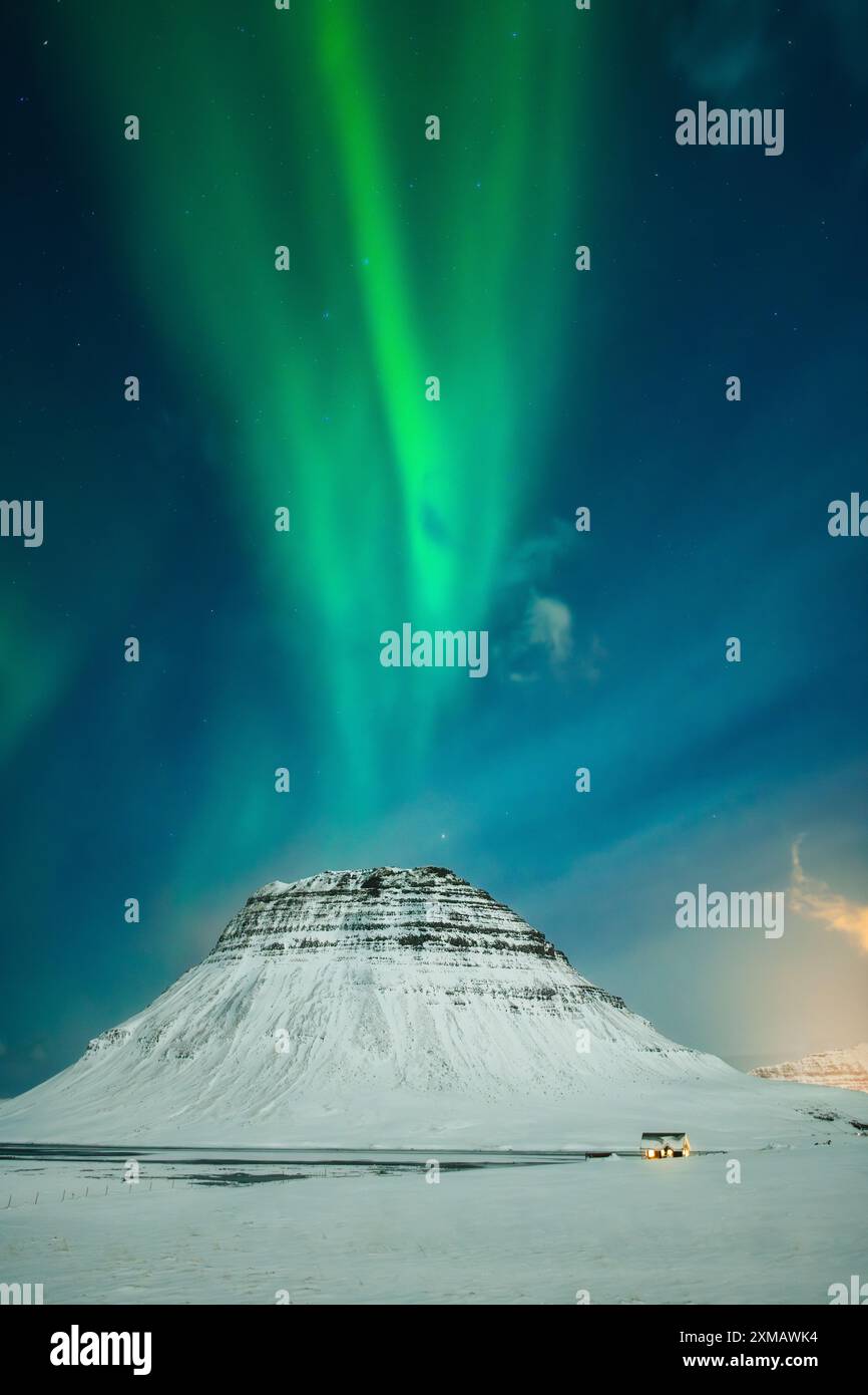 Incroyables aurores boréales aurores boréales au-dessus de la montagne Kirkjufell, aurores vert vif, pendant l'hiver Banque D'Images Incroyables aurores boréales aurores boréales au-dessus de la montagne Kirkjufell, aurores vert vif, pendant l'hiver Banque D'Images