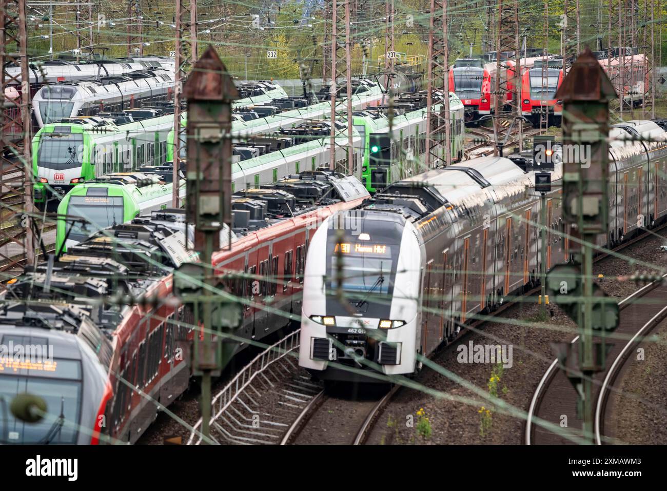 Trains express régionaux, Regiobahn, RRX, sur la ligne, Regiobahnen, s-Bahn, sur les voies d'un dépôt ferroviaire, en attente d'être déployé, Essen, Nord Banque D'Images