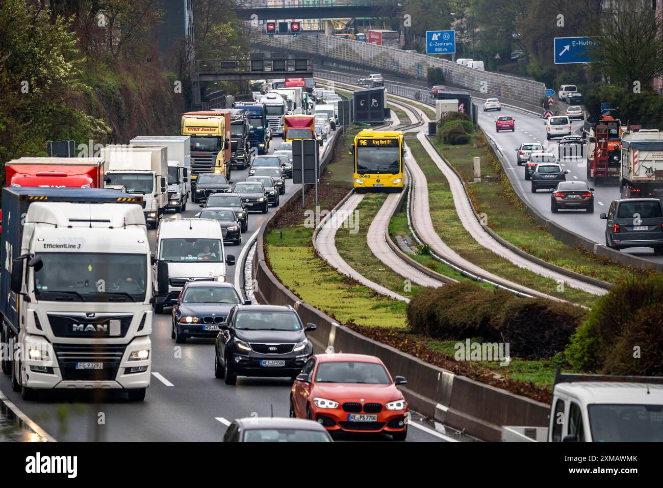 Embouteillage sur l'autoroute A40, Ruhrschnellweg, à Essen, perturbation de la circulation en direction de Bochum, après un accident, voie de bus libre dans le Banque D'Images