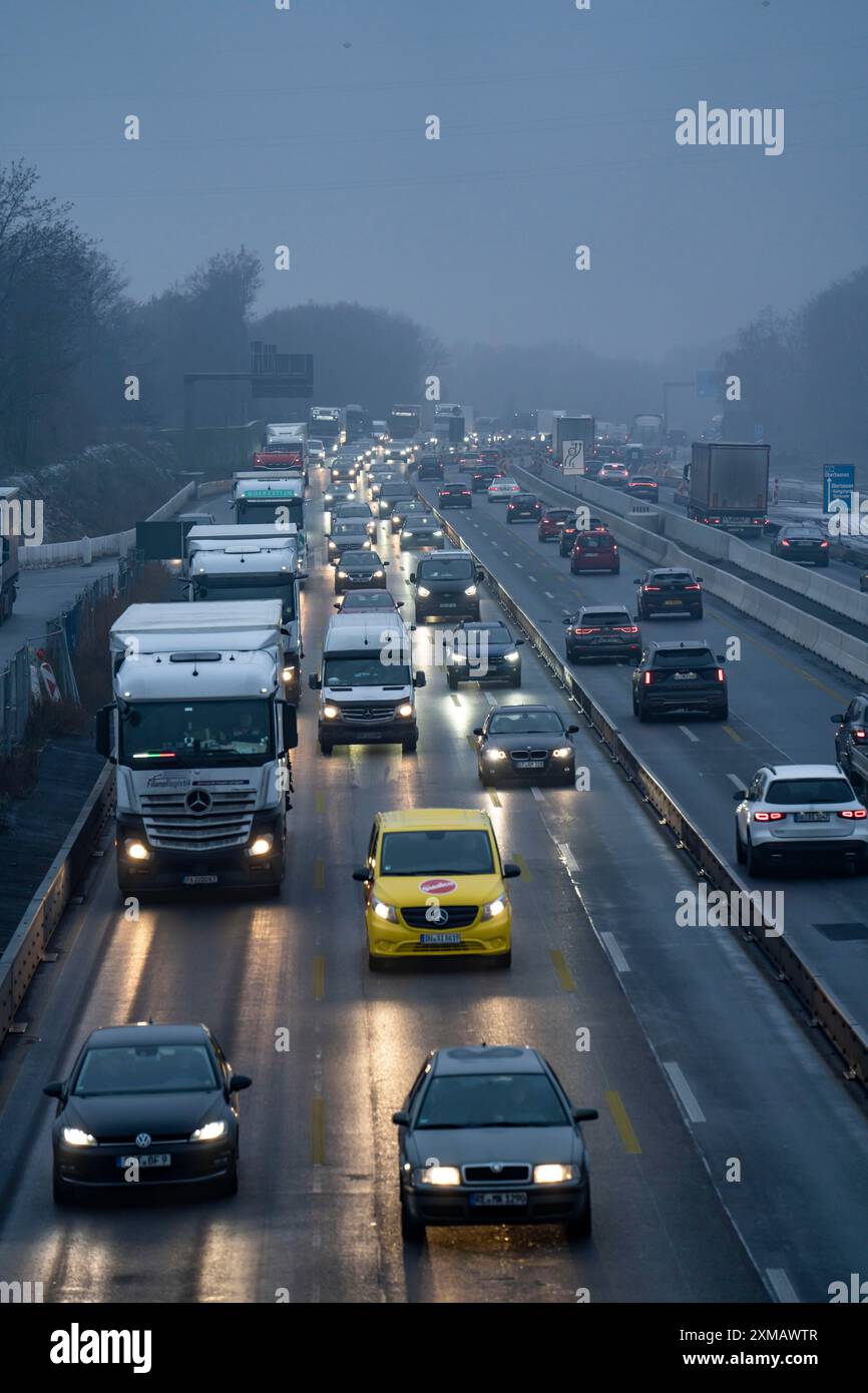 Trafic intense sur l'autoroute A2 dans la zone de service Bottrop-Sued, Bottrop, Rhénanie du Nord-Westphalie, Allemagne Banque D'Images
