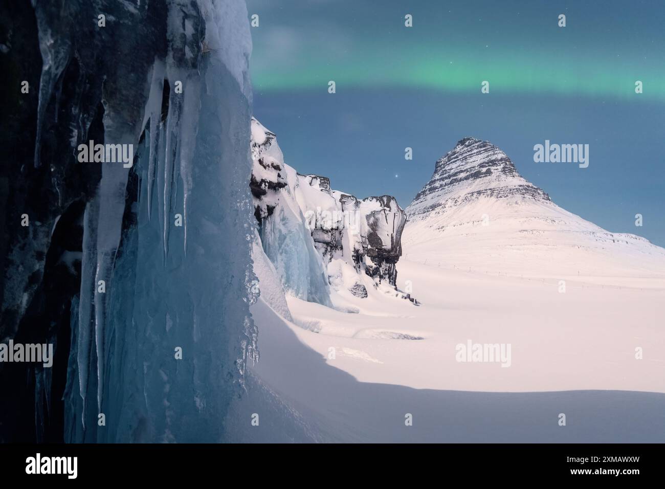 Aurore boréale aurore boréale à Kirkjufell montagne en Islande, embellie glaçons dans la cascade, pendant l'hiver, ciel clair Banque D'Images Aurore boréale aurore boréale à Kirkjufell montagne en Islande, embellie glaçons dans la cascade, pendant l'hiver, ciel clair Banque D'Images