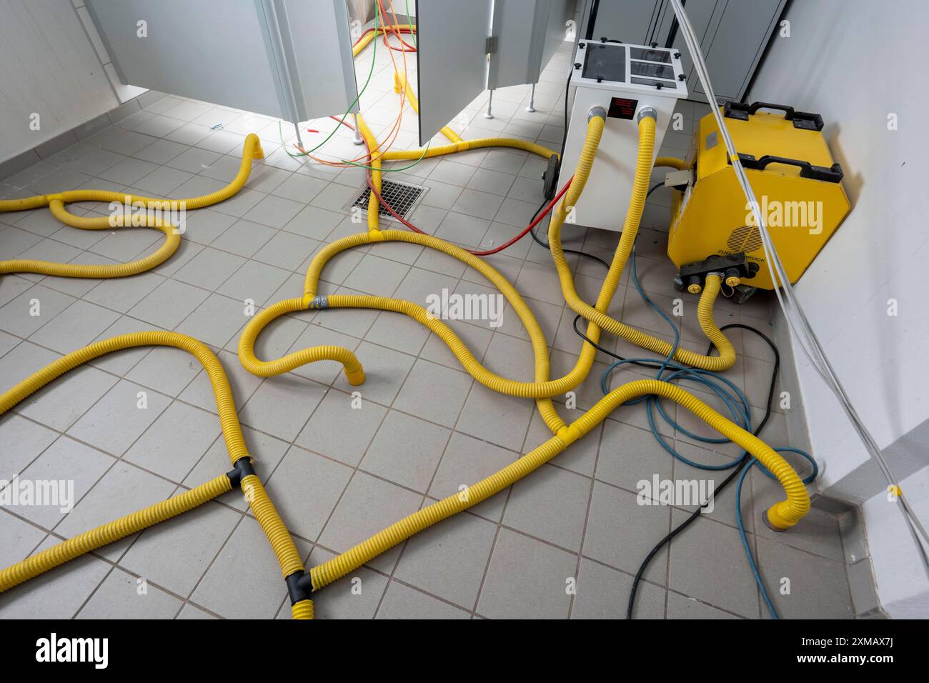 Restauration des dégâts d'eau, déshumidification, après inondation d'un bâtiment, séchage sous vide Banque D'Images