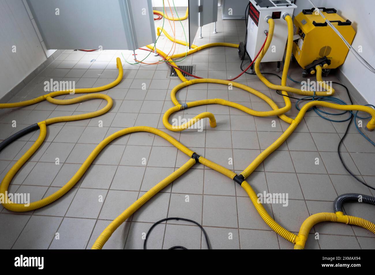 Restauration des dégâts d'eau, déshumidification, après inondation d'un bâtiment, séchage sous vide Banque D'Images