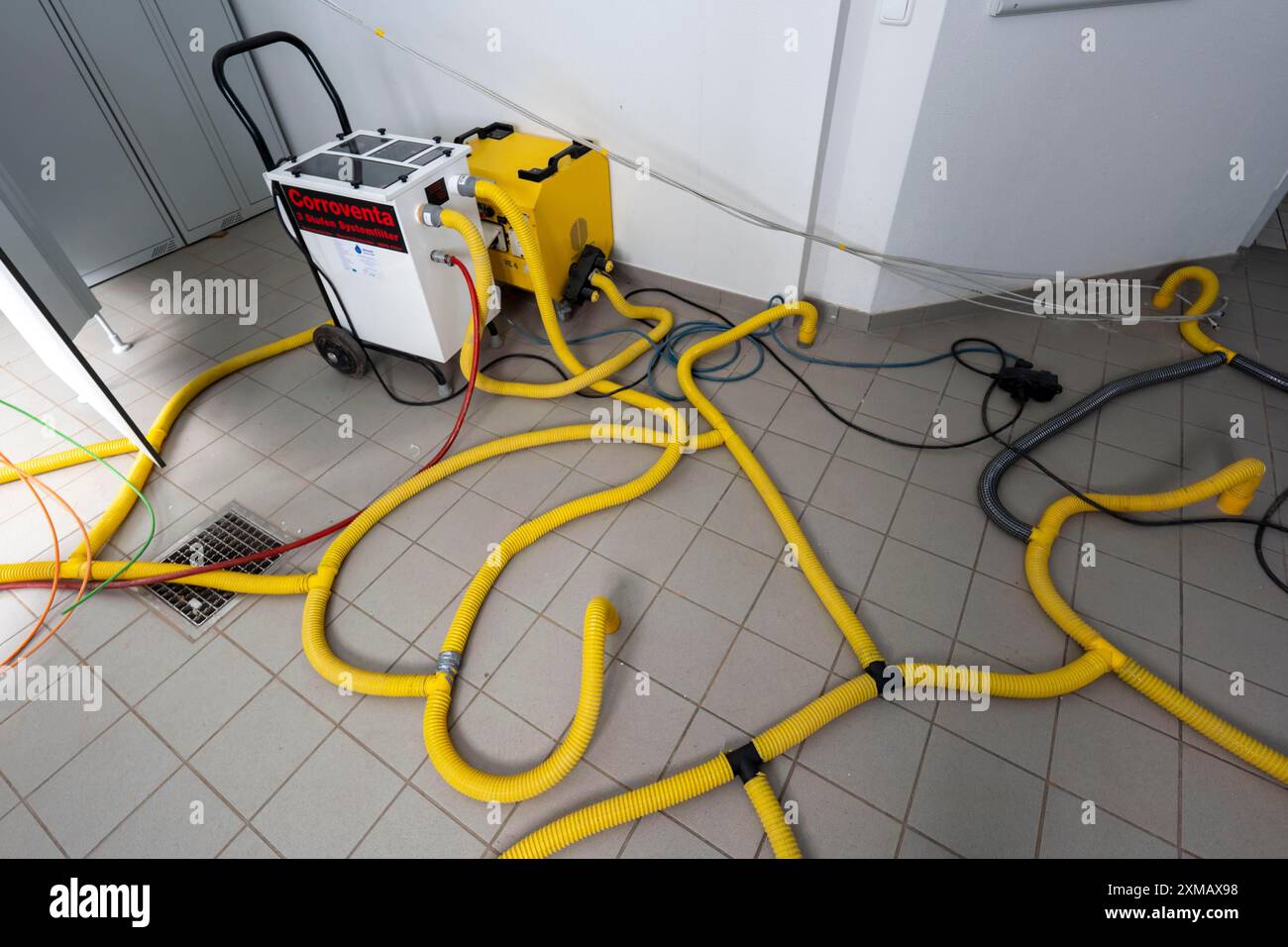 Restauration des dégâts d'eau, déshumidification, après inondation d'un bâtiment, séchage sous vide Banque D'Images