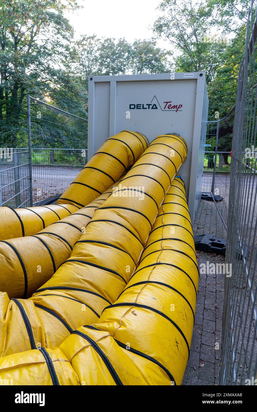 Restauration des dégâts d'eau, déshumidification, après l'inondation d'un bâtiment, séchage sous vide, piscine intérieure à Essen-werden, fortement inondée par le Banque D'Images