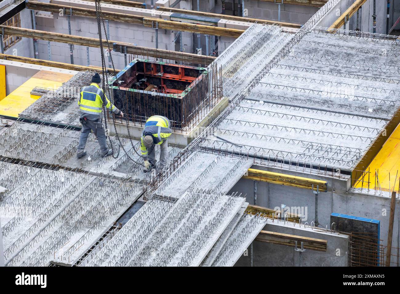 Chantier de construction, installation de dalles de plancher semi-préfabriquées, qui sont ensuite remplies de béton in situ Banque D'Images