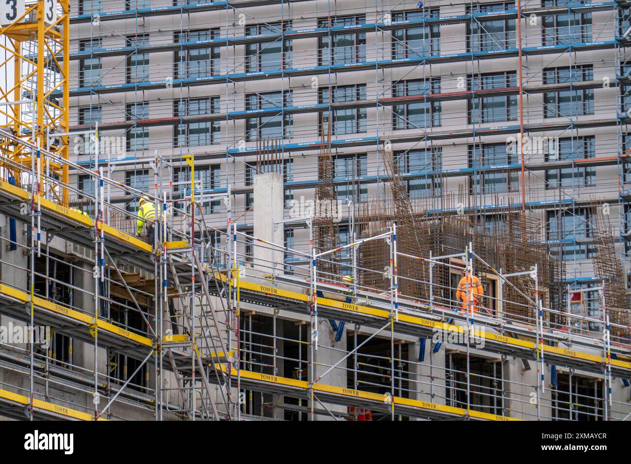 Chantier, nouvelle construction d'un immeuble de bureaux de grande hauteur, façade de la coquille, échafaudage, Cologne, Rhénanie du Nord-Westphalie, Allemagne Banque D'Images