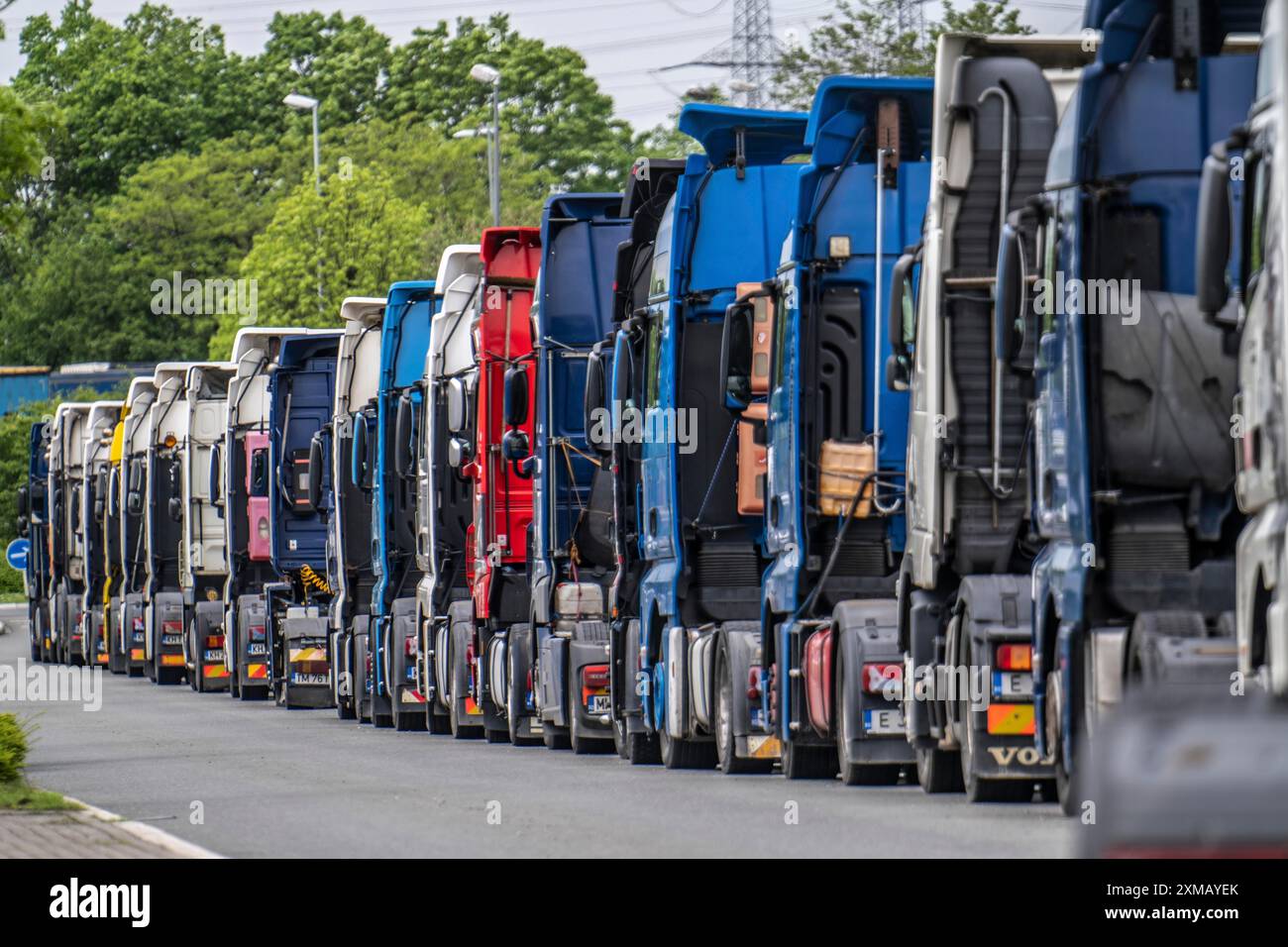 Les camions-tracteurs, provenant exclusivement des pays d'Europe de l'est, stationnent dans la zone portuaire, le port du canal de Herne, les chauffeurs attendent le prochain Banque D'Images