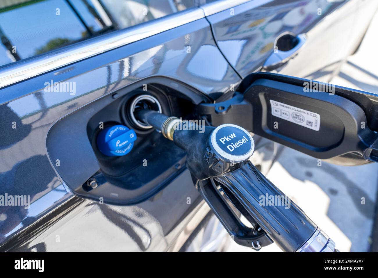 La voiture diesel est ravitaillée avec du carburant diesel, station-service Banque D'Images