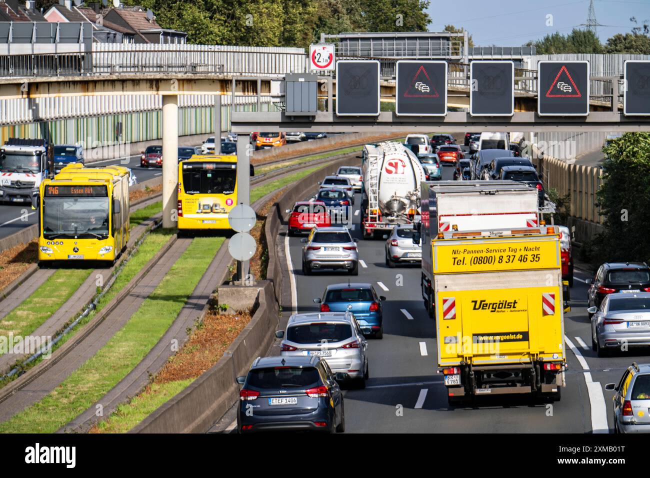 Embouteillage sur l'autoroute A40, voie express de la Ruhr, voie de bus au milieu de la chaussée, les transports en commun peuvent fonctionner sans embouteillages, à Essen Banque D'Images