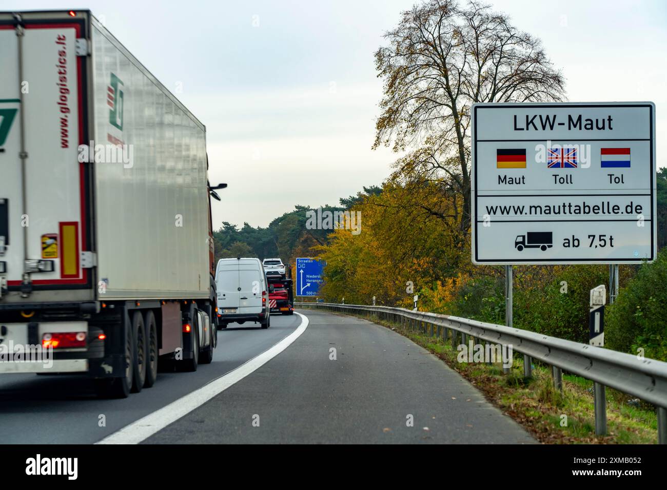 Panneau pour le péage camion, sur l'autoroute A40, peu après la frontière germano-néerlandaise près de Niederdorf, Rhénanie du Nord-Westphalie, Allemagne Banque D'Images