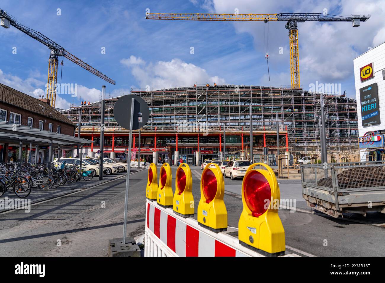 Modernisation de la gare centrale de Duisburg, renouvellement des quais des 13 voies, remplacement des vieux toits plats par des toits ondulés Banque D'Images