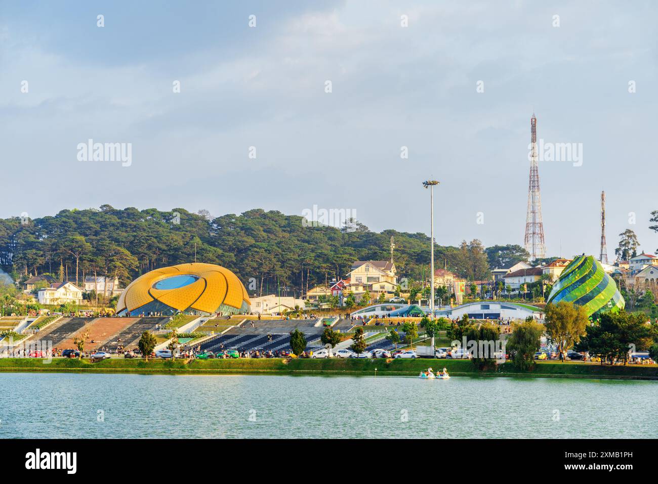 La place Lam Vien et le lac Xuan Huong, Dalat Banque D'Images