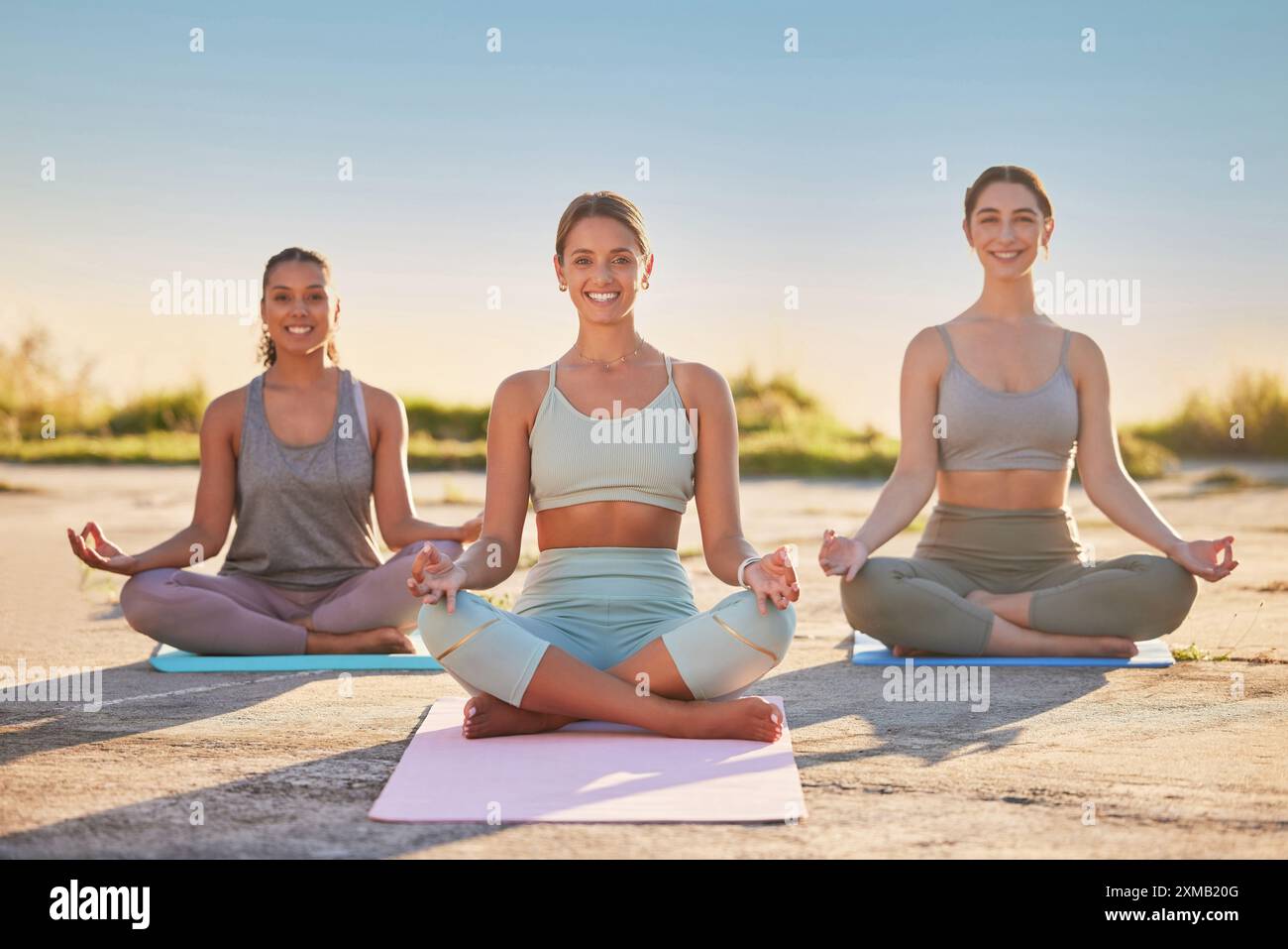 Portrait, femmes et méditation pour le yoga en plein air sur tapis pour la guérison du fitness, la pleine conscience et le développement musculaire. Personnes, chakra et cours de coaching avec Banque D'Images