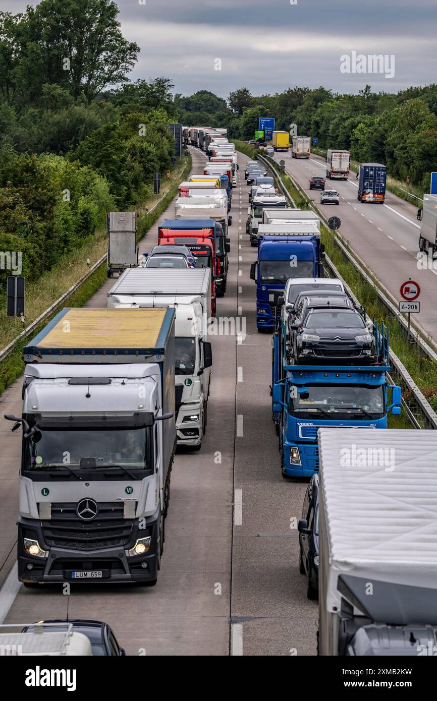 9 km de long embouteillage sur l'autoroute A40 en direction de l'est, entre la frontière néerlandaise près de Venlo, en face de la jonction Wankum, en raison de travaux de voirie Banque D'Images