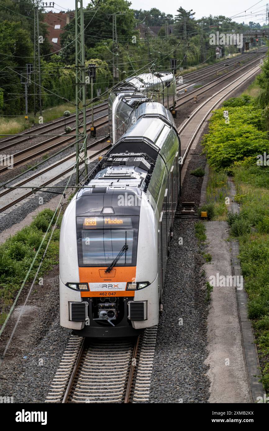 RE6, Regionalexpress, Rhein-Ruhr-Express, RRX sur la ligne de chemin de fer près de Duisburg Rahm, sur le chemin de Minden, Rhénanie du Nord-Westphalie, Allemagne Banque D'Images