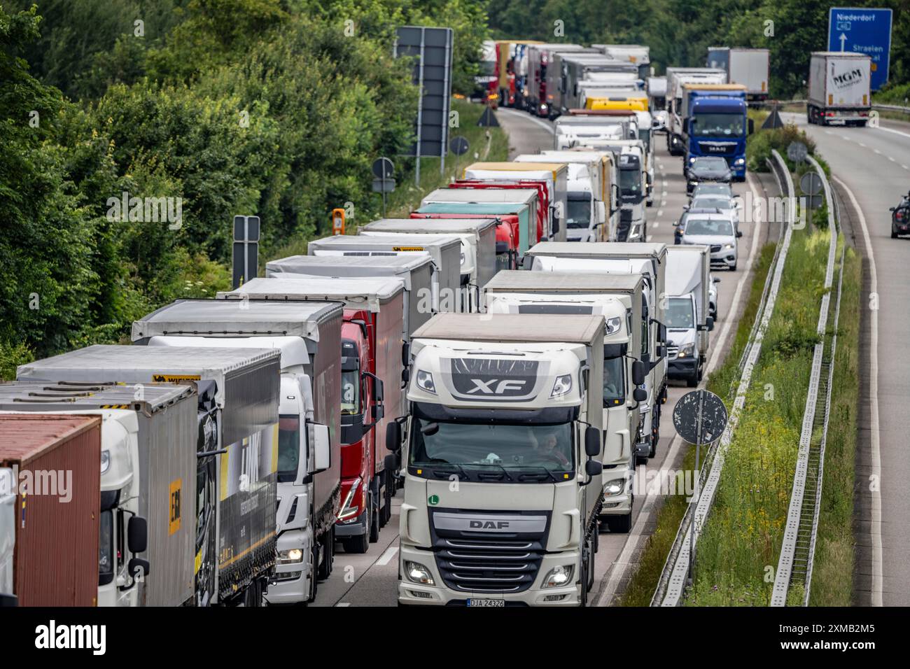9 km de long embouteillage sur l'autoroute A40 en direction de l'est, entre la frontière néerlandaise près de Venlo, en face de la jonction Wankum, en raison de travaux de voirie Banque D'Images