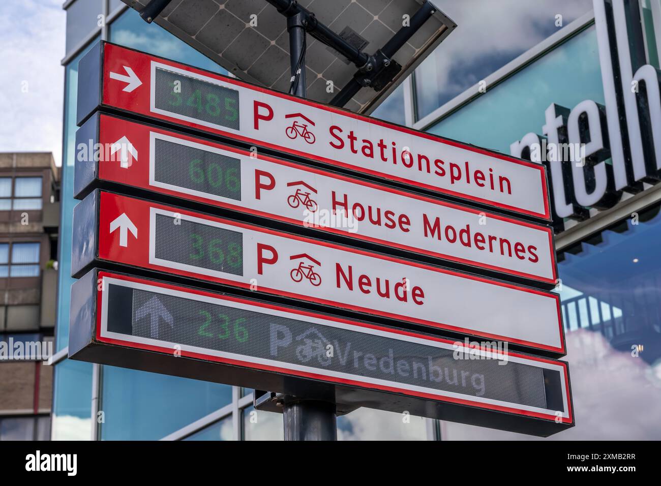 Panneau d'affichage, parking pour vélos à la gare centrale d'Utrecht Centraal, Stationsplein, 3 étages souterrains, plus de 13, 000 places de parking, a considéré le Banque D'Images