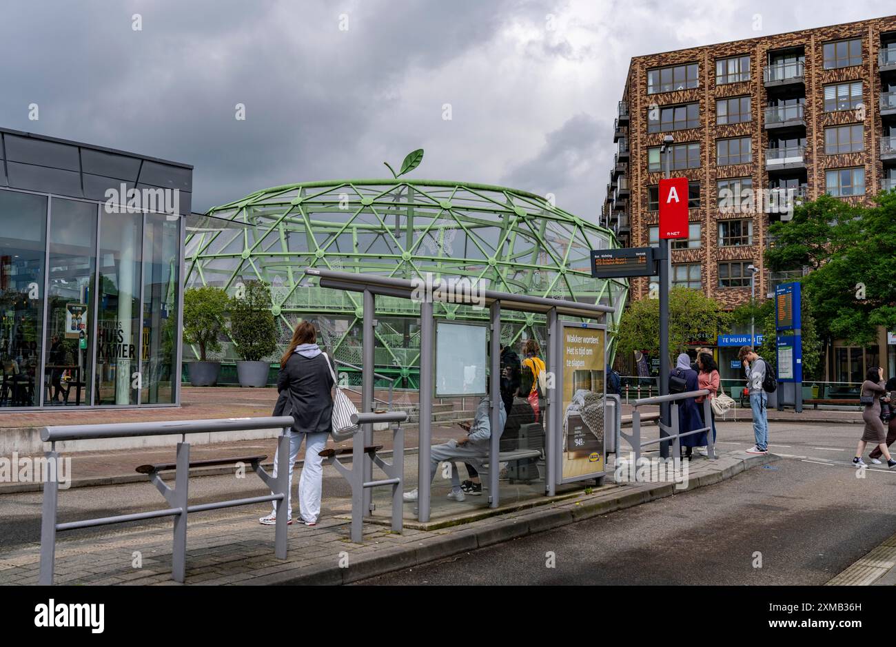 Le Fiestappel, parking pour vélos pour plus de 900 vélos, en forme de pomme stylisée, à Alphen aan den Rijn, directement à la gare ferroviaire et routière Banque D'Images