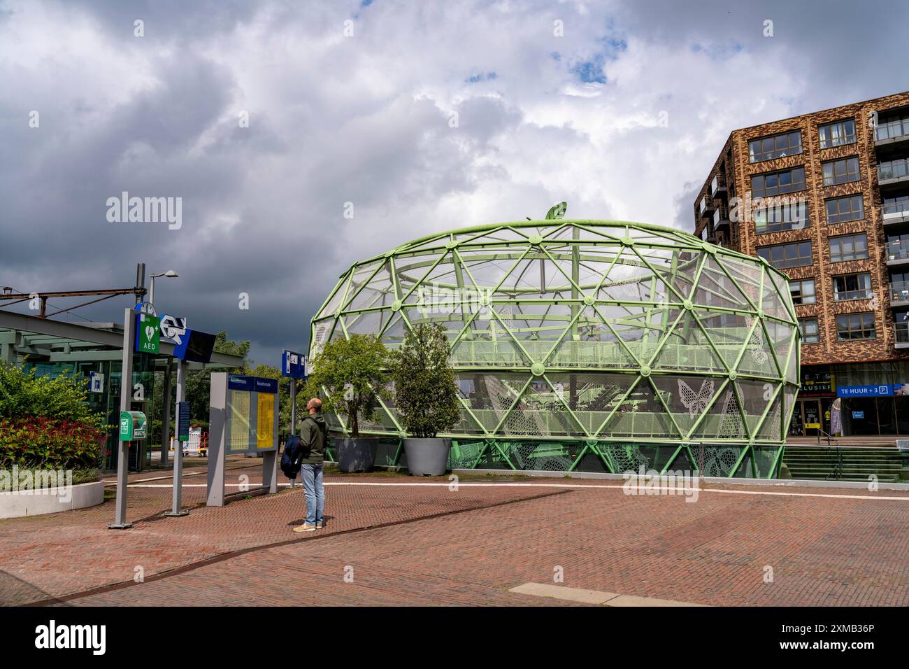 Le Fiestappel, parking pour vélos pour plus de 900 vélos, en forme de pomme stylisée, à Alphen aan den Rijn, directement à la gare ferroviaire et routière Banque D'Images