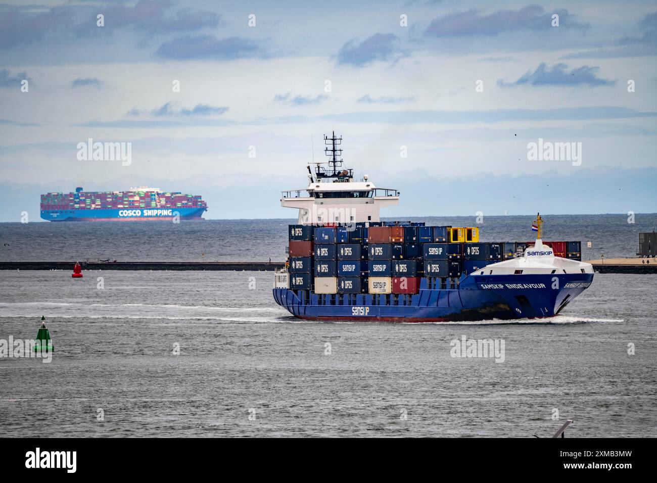 Entrée dans le port maritime de Rotterdam, conteneur cargo, feedership, Samskip Endeavour, entre dans le port de Rotterdam, conteneur Cosco Shipping Aries Banque D'Images Entrée dans le port maritime de Rotterdam, conteneur cargo, feedership, Samskip Endeavour, entre dans le port de Rotterdam, conteneur Cosco Shipping Aries Banque D'Images