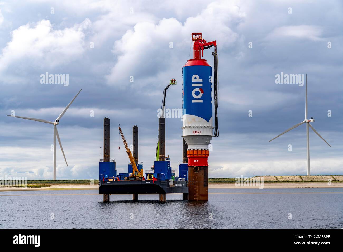 Plate-forme avec le système IQIP EQ-Piling, pour le pieu silencieux des tuyaux en acier, comme fondation dans le fond marin, pour les éoliennes offshore, to Banque D'Images