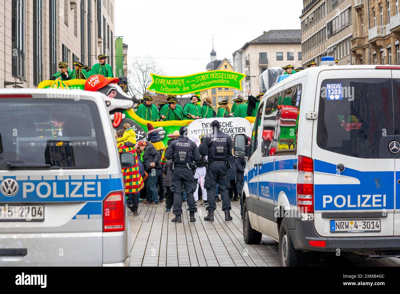 Procession du lundi rose à Duesseldorf, carnaval de rue, opération de police, les policiers sécurisent la procession du carnaval Banque D'Images