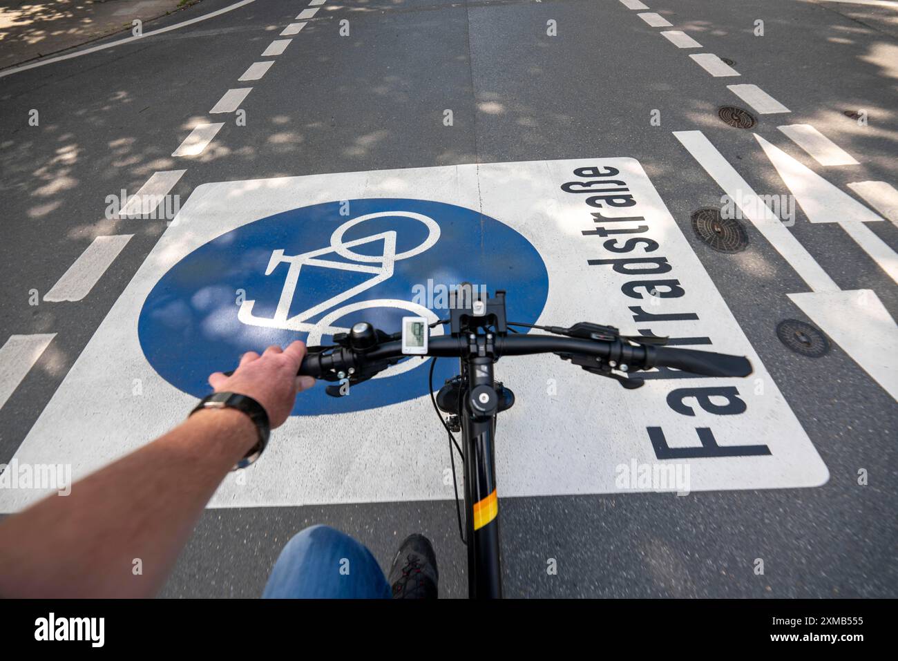 Piste cyclable, les cyclistes ont la priorité sur le trafic automobile, de nouvelles pistes cyclables à travers Essen, ici dans le quartier Ruettenscheid, Kahrstrasse, une partie de la Banque D'Images