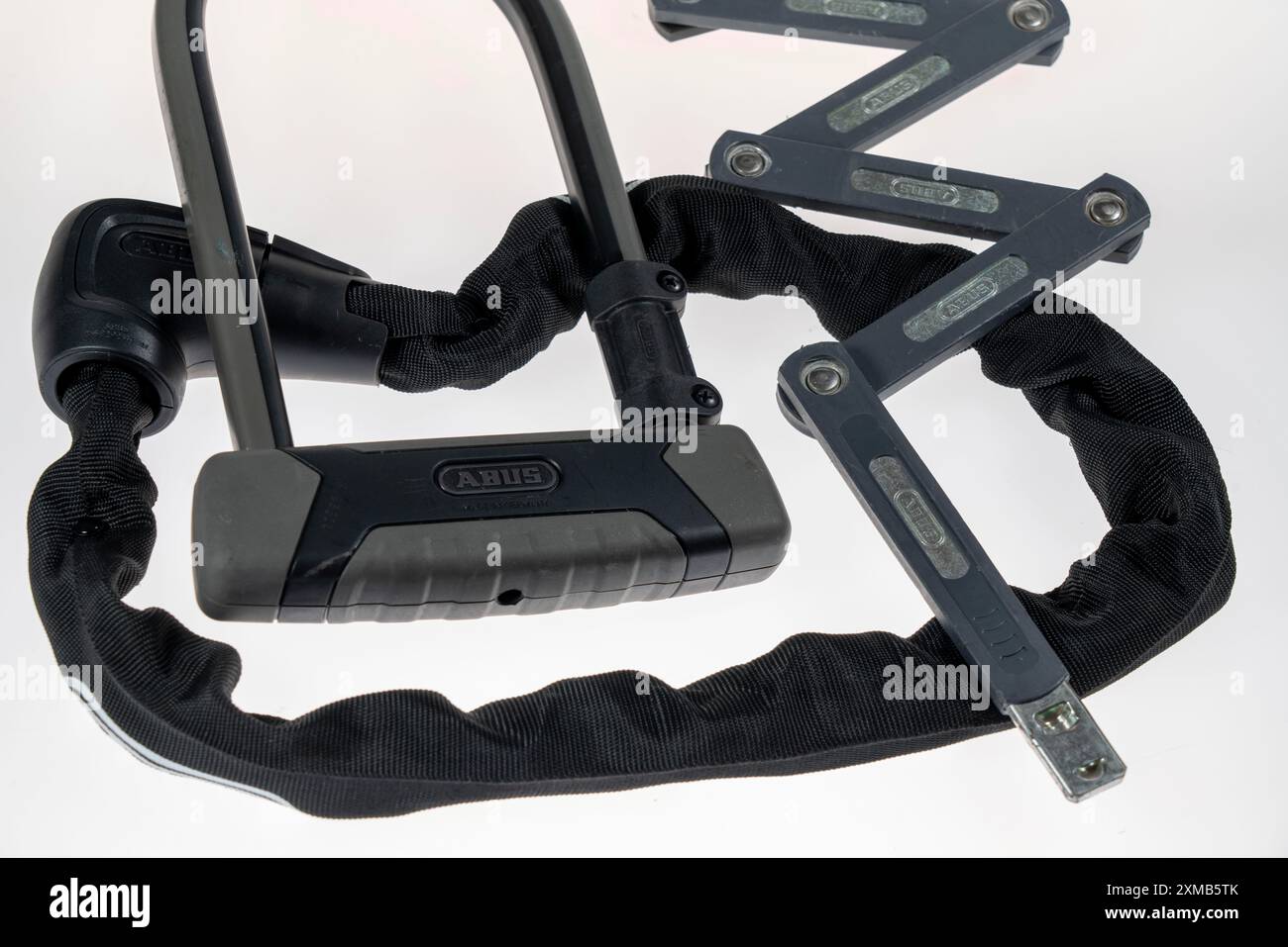 Diverses serrures de vélo, U-lock, serrure à chaîne, serrure pliante Banque D'Images