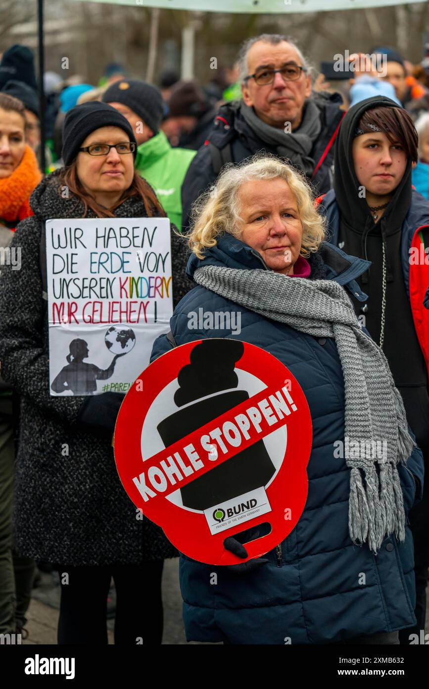 Action de protestation par le mouvement Fridays for future à la centrale à charbon de Datteln 4, contre la mise en service de la centrale, dans le cadre de Banque D'Images