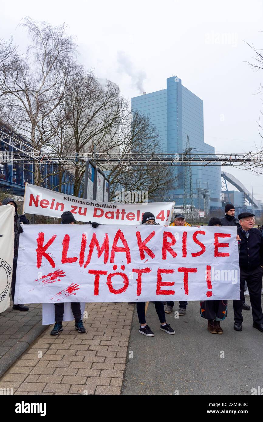 Action de protestation par le mouvement Fridays for future à la centrale à charbon de Datteln 4, contre la mise en service de la centrale, dans le cadre de Banque D'Images