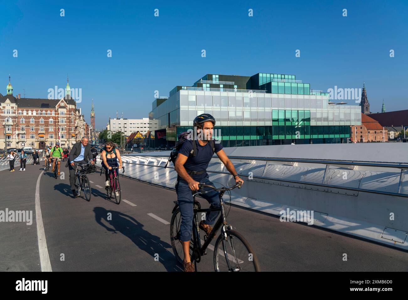 Cyclistes sur le vélo Lille Langebro et le pont piétonnier sur le port, Copenhague est considérée comme la capitale mondiale du cyclisme, 45% de la Banque D'Images