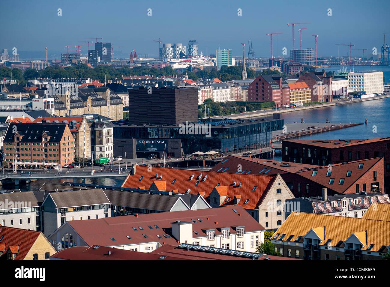 Vue panoramique sur Copenhague, devant le théâtre Skuespilhuset, la rive de Larsens Plads, les musées et les immeubles de bureaux, à l'arrière du quartier Banque D'Images