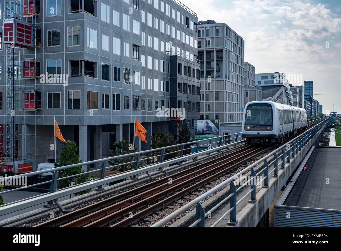 Quartier d'Orestad, plus jeune quartier de Copenhague, sur l'île d'Amager, prévu en 1992 et toujours en construction, ligne de chemin de fer surélevée Banque D'Images