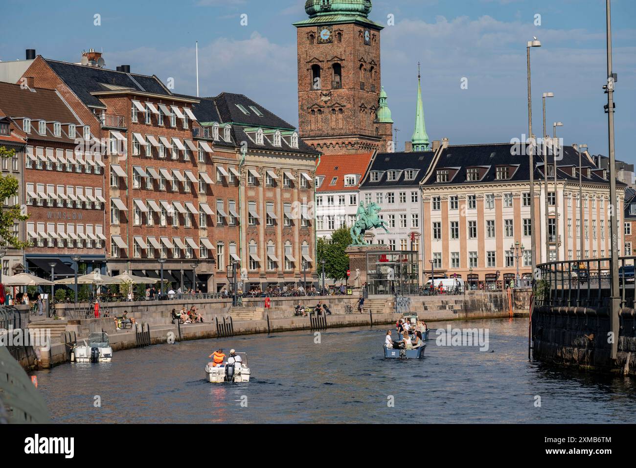 Gammel Strand Square, centre-ville, sur Slotholmens canal, tour de Nikolaj Kunsthal, ancienne église, aujourd'hui salle d'exposition d'art, Copenhague, Danemark Banque D'Images