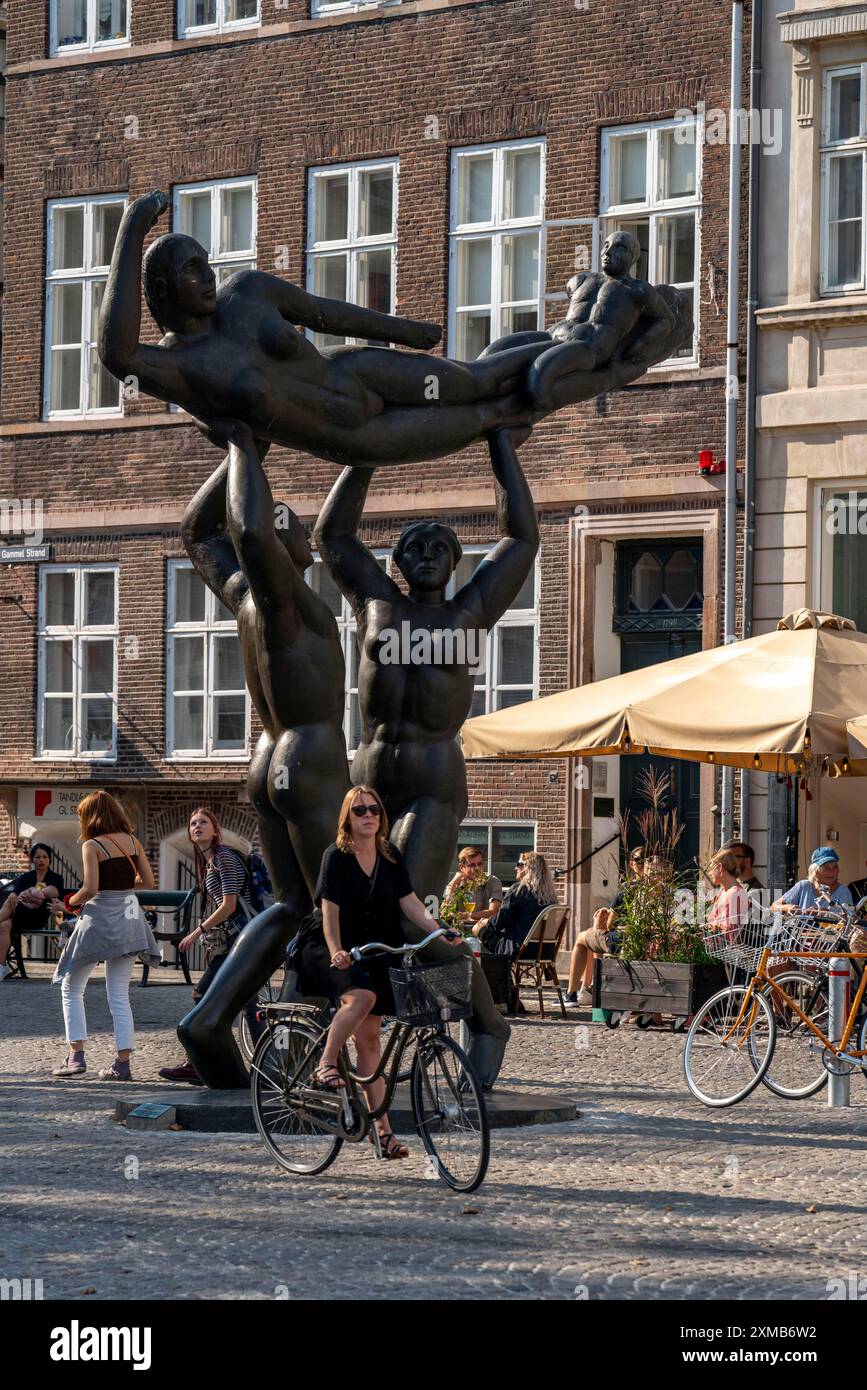 Gammel Strand Square, Slaegt Lofter Slaegt, sculpture en bronze de l'artiste danois Svend Wiig Hansen, Copenhague, Danemark Banque D'Images