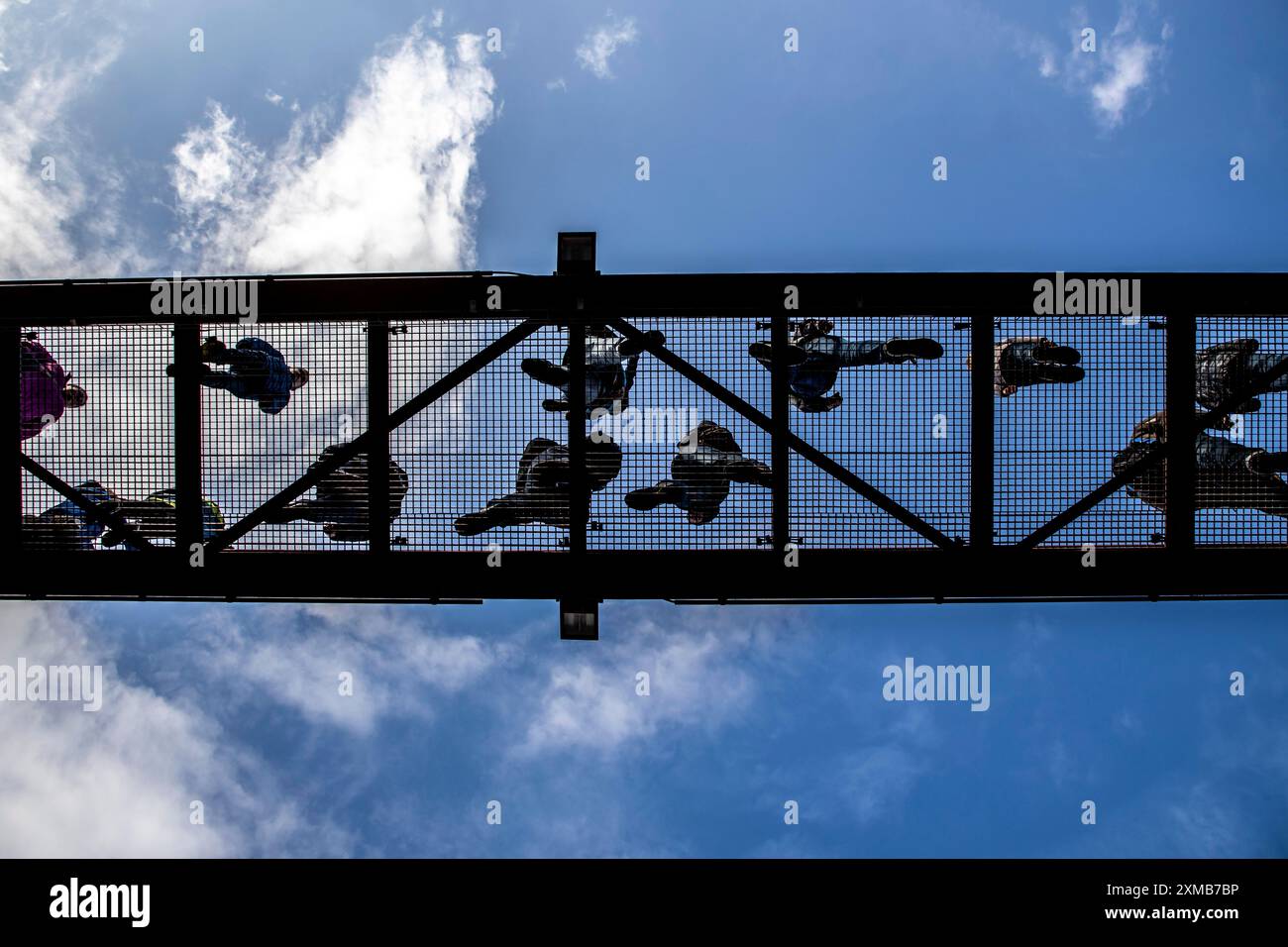 Passerelle en treillis, les gens marchent sur une passerelle à une bonne hauteur de 15 mètres, en treillis d'acier, vue d'en bas, plate-forme d'observation Banque D'Images