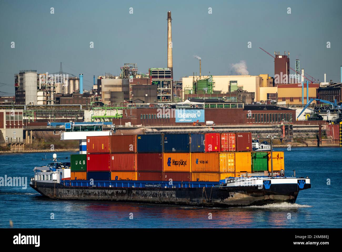 Le parc chimique de Krefeld-Uerdingen, Chempark, où plus de 20 entreprises produisent une grande variété de produits chimiques, porte-conteneurs cargo sur le Banque D'Images