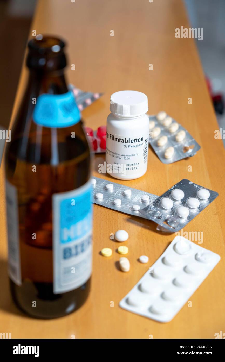 Image symbolique, prendre des médicaments et de l'alcool, ne devrait pas être fait, l'alcool et la médecine ne sont pas compatibles Banque D'Images