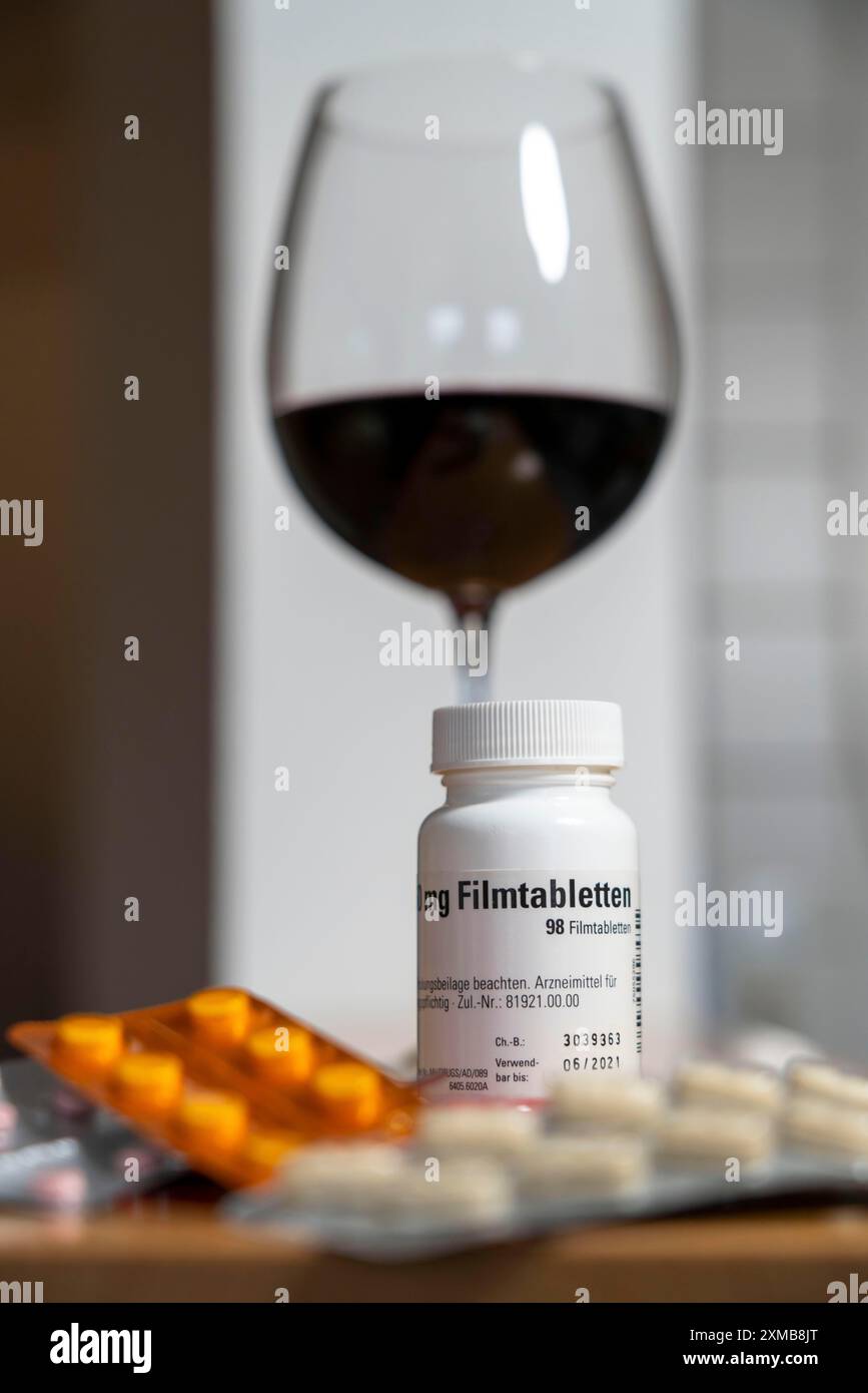 Image symbolique, prendre des médicaments et de l'alcool, ne devrait pas être fait, l'alcool et la médecine ne sont pas compatibles Banque D'Images