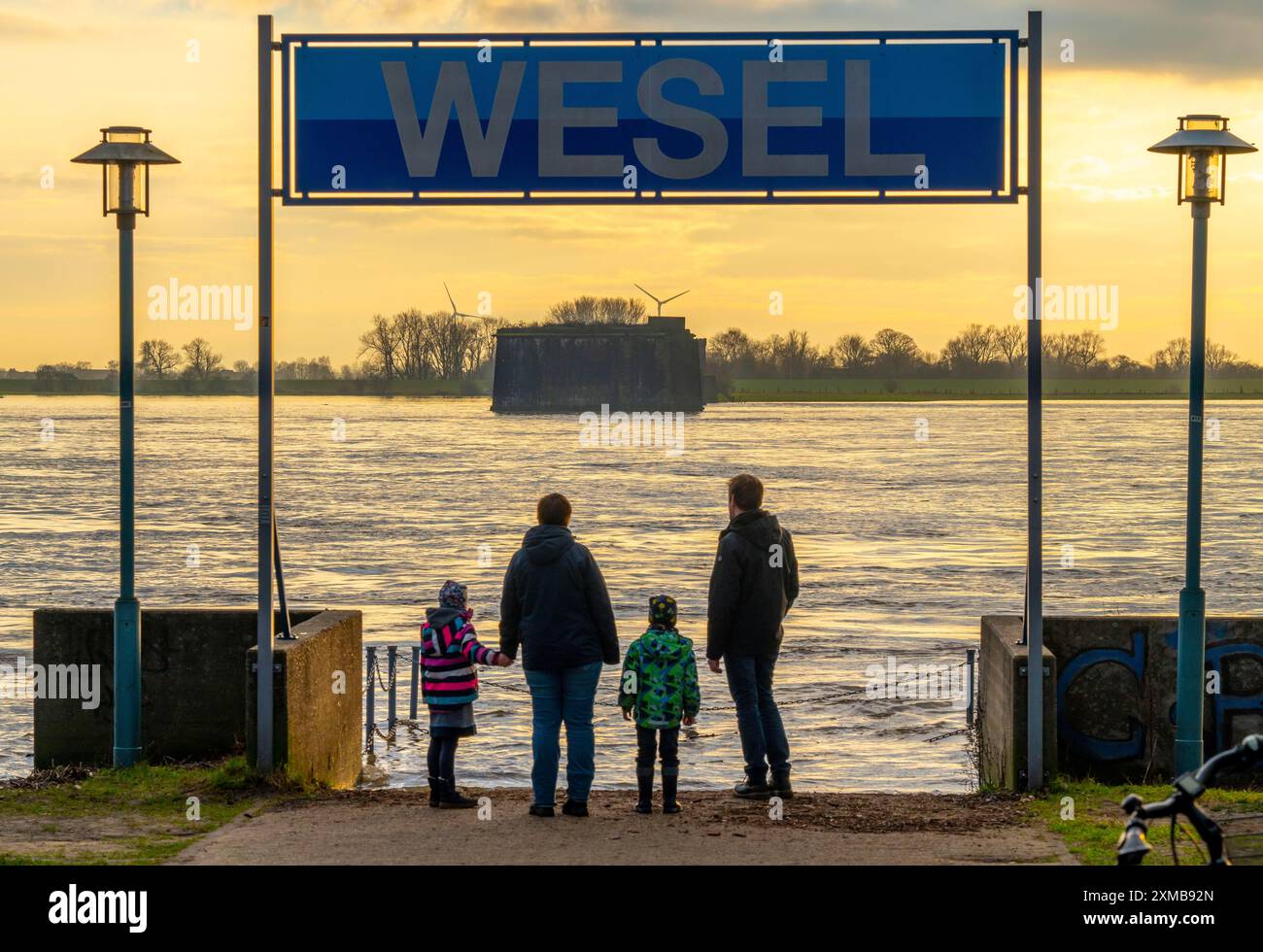 Crue du Rhin, promenade au bord de la rivière à Wesel, l'eau de la rivière se déverse déjà sur les chemins, jetée, Wesel, Rhénanie du Nord-Westphalie, Allemagne Banque D'Images