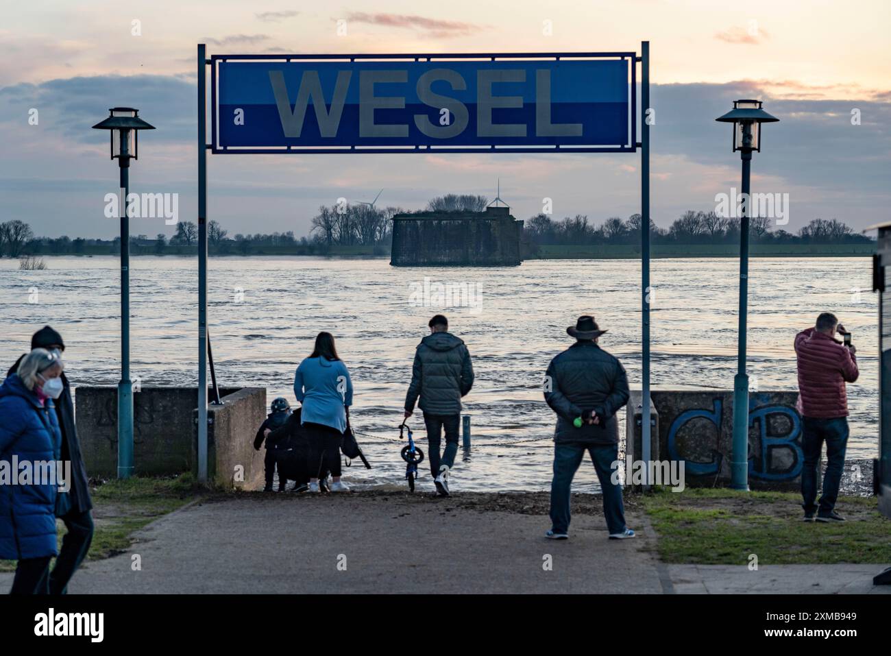 Crue du Rhin, promenade au bord de la rivière à Wesel, l'eau de la rivière se déverse déjà sur les chemins, jetée, Wesel, Rhénanie du Nord-Westphalie, Allemagne Banque D'Images