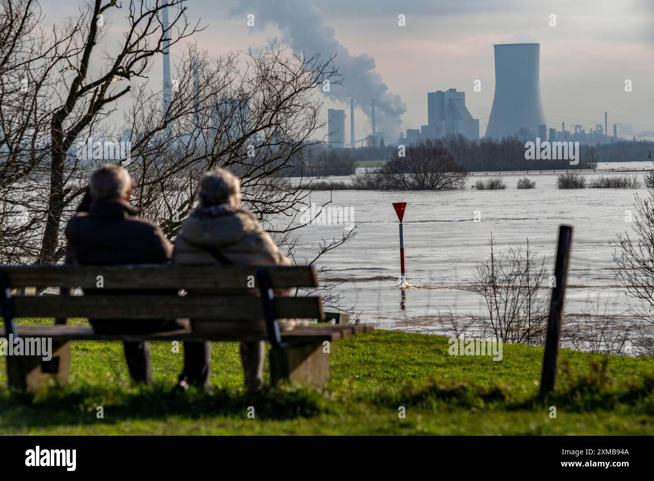 Inondations du Rhin, digue du Rhin près de Goetterswickerhamm, centrale électrique de Walsum à Duisburg, Voerde, Rhénanie du Nord-Westphalie, Allemagne Banque D'Images