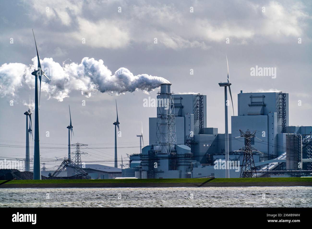 Energie Park Eemshaven, diverses centrales électriques et les parcs éoliens Westereems et Growind, un total de plus de 80 éoliennes, centrale au charbon RWE Banque D'Images