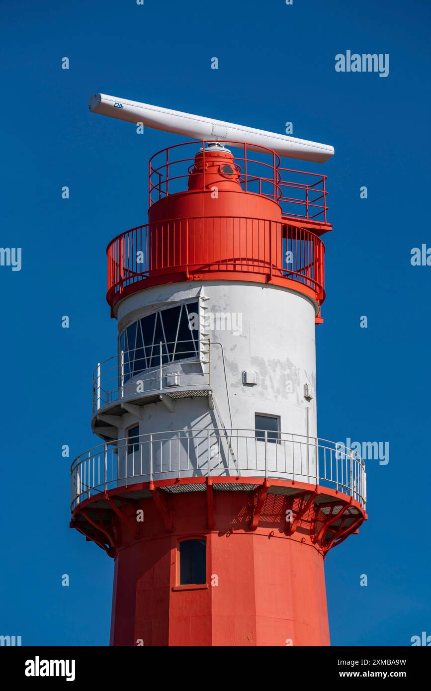 Petit phare de Borkum, hors service depuis 2003, sert toujours de support d'antenne pour le système de sécurité routière EMS, île de Borkum en mer du Nord Banque D'Images
