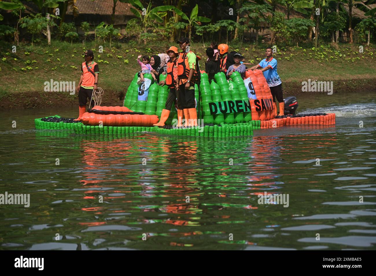 Jakarta, Indonésie. 27 juillet 2024. Un bateau fait de bouteilles en plastique navigue dans la rivière Banjir Kanal Timur à Jakarta, Indonésie, le 27 juillet 2024. Trente-deux bateaux fabriqués à partir de déchets plastiques et de formes diverses ont participé à un défilé de bateaux sur la rivière Banjir Kanal Timur à Jakarta, en Indonésie, le 27 juillet. Organisé par les agences locales de l'eau à l'occasion de la Journée nationale des rivières en Indonésie, l'événement vise à appeler les gens à protéger les rivières et à recycler les déchets plastiques. Crédit : Zulkarnain/Xinhua/Alamy Live News Banque D'Images